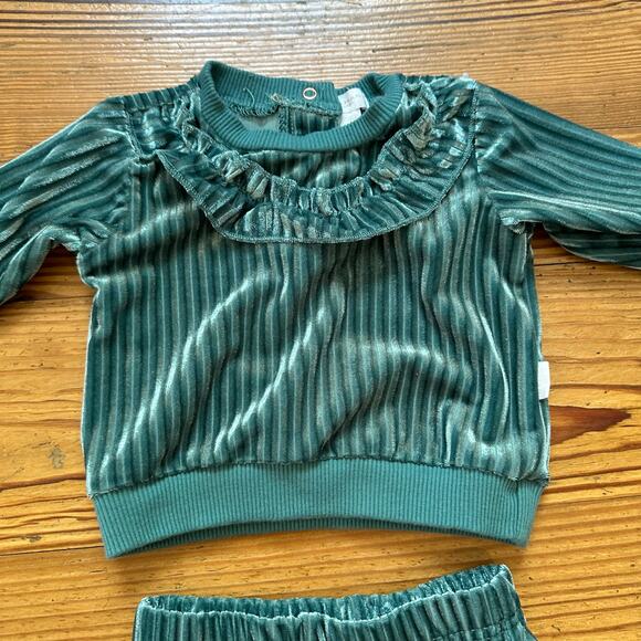 Tahari green velvet ribbed ruffle long sleeve pant set SIZE 0-3M - Picture 2 of 4